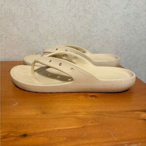 CROCS Classic Flip Flops V2 Tan Sandals Men’s Size 8